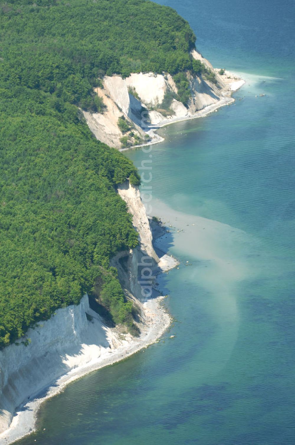 Aerial image Halbinsel Jasmund - Blick auf die Kreidefelsen Steilküste. Im Nordosten der Halbinsel Jasmund auf Rügen erstreckt sich auf rund fünfzehn Kilometer Länge zwischen Sassnitz und Lohme die Kreidefelsen-Steilküste. Teilweise bis 120 Meter ragen die Kreidefelsen empor. Der bekannteste und meistbesuchteste unter ist ein Felsvorsprung mit dem Namen Königsstuhl, der sich etwa 10 km von Sassnitz entfernt befindet.