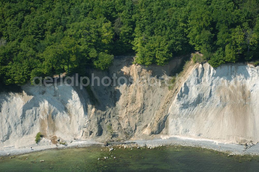 Halbinsel Jasmund from the bird's eye view: Blick auf die Kreidefelsen Steilküste. Im Nordosten der Halbinsel Jasmund auf Rügen erstreckt sich auf rund fünfzehn Kilometer Länge zwischen Sassnitz und Lohme die Kreidefelsen-Steilküste. Teilweise bis 120 Meter ragen die Kreidefelsen empor. Der bekannteste und meistbesuchteste unter ist ein Felsvorsprung mit dem Namen Königsstuhl, der sich etwa 10 km von Sassnitz entfernt befindet.