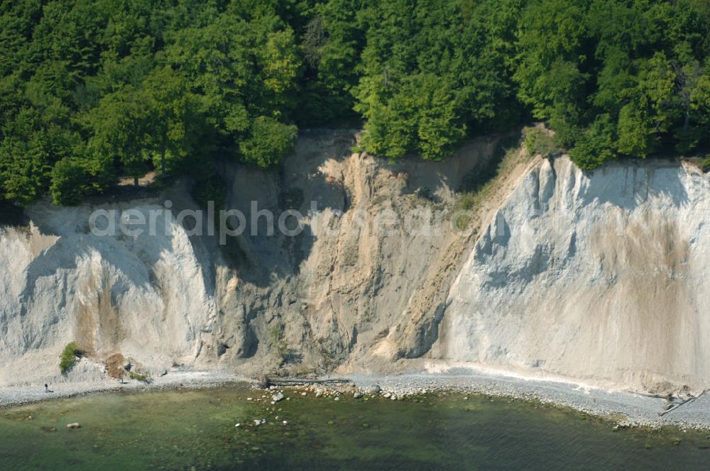 Aerial image Halbinsel Jasmund - Blick auf die Kreidefelsen Steilküste. Im Nordosten der Halbinsel Jasmund auf Rügen erstreckt sich auf rund fünfzehn Kilometer Länge zwischen Sassnitz und Lohme die Kreidefelsen-Steilküste. Teilweise bis 120 Meter ragen die Kreidefelsen empor. Der bekannteste und meistbesuchteste unter ist ein Felsvorsprung mit dem Namen Königsstuhl, der sich etwa 10 km von Sassnitz entfernt befindet.