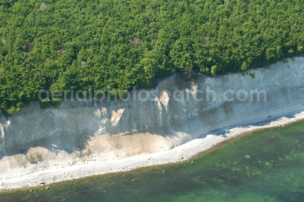 Halbinsel Jasmund from above - Blick auf die Kreidefelsen Steilküste. Im Nordosten der Halbinsel Jasmund auf Rügen erstreckt sich auf rund fünfzehn Kilometer Länge zwischen Sassnitz und Lohme die Kreidefelsen-Steilküste. Teilweise bis 120 Meter ragen die Kreidefelsen empor. Der bekannteste und meistbesuchteste unter ist ein Felsvorsprung mit dem Namen Königsstuhl, der sich etwa 10 km von Sassnitz entfernt befindet.