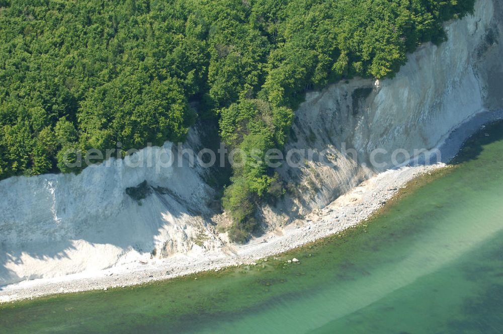 Halbinsel Jasmund from the bird's eye view: Blick auf die Kreidefelsen Steilküste. Im Nordosten der Halbinsel Jasmund auf Rügen erstreckt sich auf rund fünfzehn Kilometer Länge zwischen Sassnitz und Lohme die Kreidefelsen-Steilküste. Teilweise bis 120 Meter ragen die Kreidefelsen empor. Der bekannteste und meistbesuchteste unter ist ein Felsvorsprung mit dem Namen Königsstuhl, der sich etwa 10 km von Sassnitz entfernt befindet.