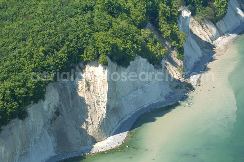 Aerial image Halbinsel Jasmund - Blick auf die Kreidefelsen Steilküste. Im Nordosten der Halbinsel Jasmund auf Rügen erstreckt sich auf rund fünfzehn Kilometer Länge zwischen Sassnitz und Lohme die Kreidefelsen-Steilküste. Teilweise bis 120 Meter ragen die Kreidefelsen empor. Der bekannteste und meistbesuchteste unter ist ein Felsvorsprung mit dem Namen Königsstuhl, der sich etwa 10 km von Sassnitz entfernt befindet.