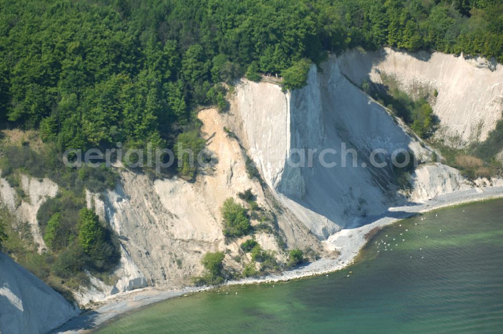 Aerial photograph Halbinsel Jasmund - Blick auf die Kreidefelsen Steilküste. Im Nordosten der Halbinsel Jasmund auf Rügen erstreckt sich auf rund fünfzehn Kilometer Länge zwischen Sassnitz und Lohme die Kreidefelsen-Steilküste. Teilweise bis 120 Meter ragen die Kreidefelsen empor. Der bekannteste und meistbesuchteste unter ist ein Felsvorsprung mit dem Namen Königsstuhl, der sich etwa 10 km von Sassnitz entfernt befindet.