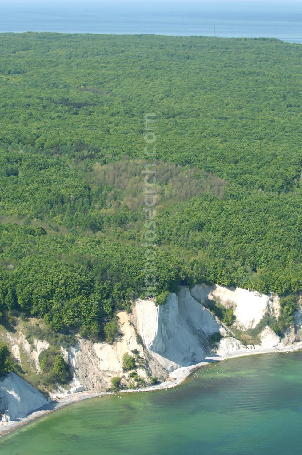 Halbinsel Jasmund from above - Blick auf die Kreidefelsen Steilküste. Im Nordosten der Halbinsel Jasmund auf Rügen erstreckt sich auf rund fünfzehn Kilometer Länge zwischen Sassnitz und Lohme die Kreidefelsen-Steilküste. Teilweise bis 120 Meter ragen die Kreidefelsen empor. Der bekannteste und meistbesuchteste unter ist ein Felsvorsprung mit dem Namen Königsstuhl, der sich etwa 10 km von Sassnitz entfernt befindet.