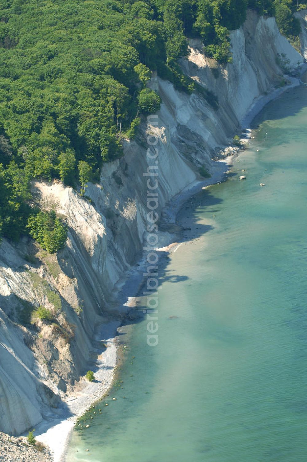 Aerial photograph Halbinsel Jasmund - Blick auf die Kreidefelsen Steilküste. Im Nordosten der Halbinsel Jasmund auf Rügen erstreckt sich auf rund fünfzehn Kilometer Länge zwischen Sassnitz und Lohme die Kreidefelsen-Steilküste. Teilweise bis 120 Meter ragen die Kreidefelsen empor. Der bekannteste und meistbesuchteste unter ist ein Felsvorsprung mit dem Namen Königsstuhl, der sich etwa 10 km von Sassnitz entfernt befindet.