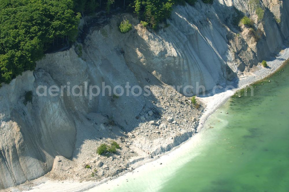 Halbinsel Jasmund from above - Blick auf die Kreidefelsen Steilküste. Im Nordosten der Halbinsel Jasmund auf Rügen erstreckt sich auf rund fünfzehn Kilometer Länge zwischen Sassnitz und Lohme die Kreidefelsen-Steilküste. Teilweise bis 120 Meter ragen die Kreidefelsen empor. Der bekannteste und meistbesuchteste unter ist ein Felsvorsprung mit dem Namen Königsstuhl, der sich etwa 10 km von Sassnitz entfernt befindet.