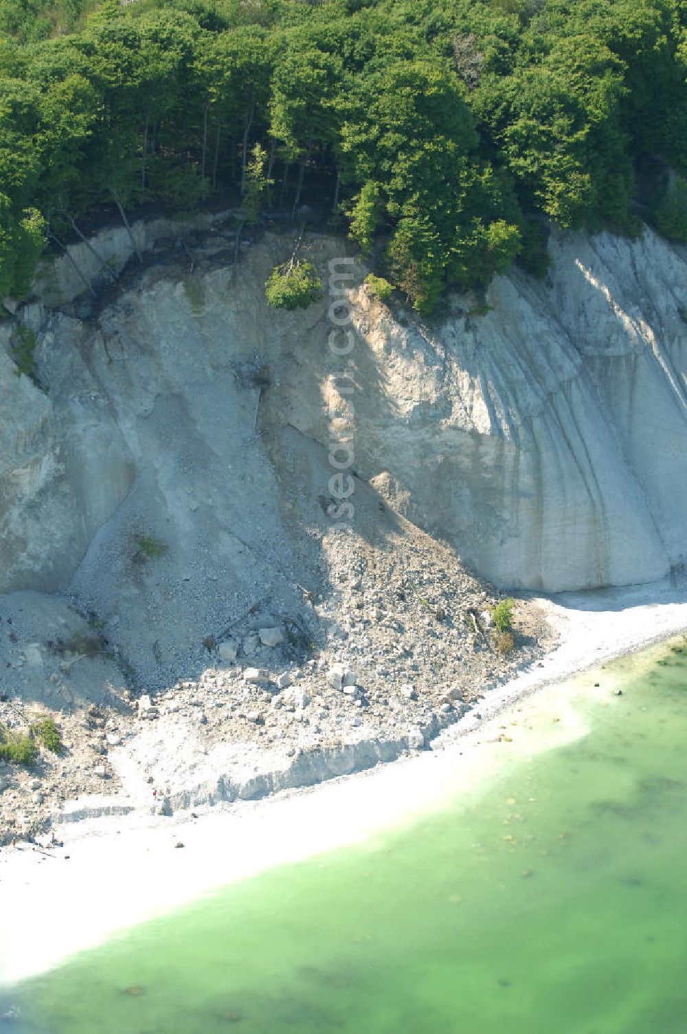 Halbinsel Jasmund from the bird's eye view: Blick auf die Kreidefelsen Steilküste. Im Nordosten der Halbinsel Jasmund auf Rügen erstreckt sich auf rund fünfzehn Kilometer Länge zwischen Sassnitz und Lohme die Kreidefelsen-Steilküste. Teilweise bis 120 Meter ragen die Kreidefelsen empor. Der bekannteste und meistbesuchteste unter ist ein Felsvorsprung mit dem Namen Königsstuhl, der sich etwa 10 km von Sassnitz entfernt befindet.