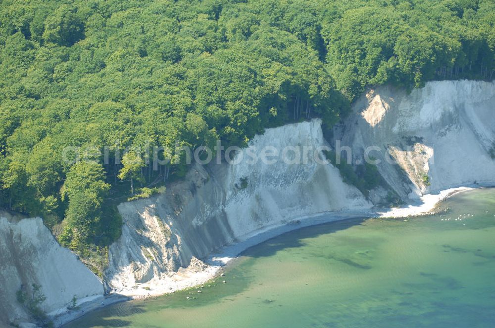 Aerial image Halbinsel Jasmund - Blick auf die Kreidefelsen Steilküste. Im Nordosten der Halbinsel Jasmund auf Rügen erstreckt sich auf rund fünfzehn Kilometer Länge zwischen Sassnitz und Lohme die Kreidefelsen-Steilküste. Teilweise bis 120 Meter ragen die Kreidefelsen empor. Der bekannteste und meistbesuchteste unter ist ein Felsvorsprung mit dem Namen Königsstuhl, der sich etwa 10 km von Sassnitz entfernt befindet.