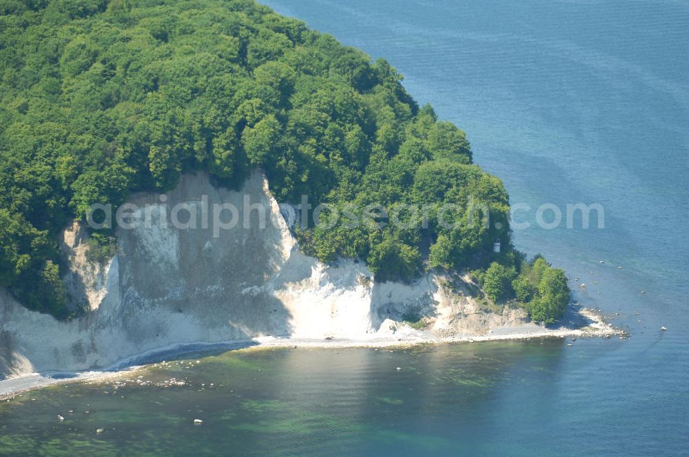 Aerial photograph Halbinsel Jasmund - Blick auf die Kreidefelsen Steilküste. Im Nordosten der Halbinsel Jasmund auf Rügen erstreckt sich auf rund fünfzehn Kilometer Länge zwischen Sassnitz und Lohme die Kreidefelsen-Steilküste. Teilweise bis 120 Meter ragen die Kreidefelsen empor. Der bekannteste und meistbesuchteste unter ist ein Felsvorsprung mit dem Namen Königsstuhl, der sich etwa 10 km von Sassnitz entfernt befindet.