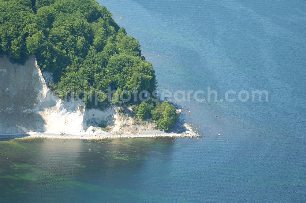 Halbinsel Jasmund from above - Blick auf die Kreidefelsen Steilküste. Im Nordosten der Halbinsel Jasmund auf Rügen erstreckt sich auf rund fünfzehn Kilometer Länge zwischen Sassnitz und Lohme die Kreidefelsen-Steilküste. Teilweise bis 120 Meter ragen die Kreidefelsen empor. Der bekannteste und meistbesuchteste unter ist ein Felsvorsprung mit dem Namen Königsstuhl, der sich etwa 10 km von Sassnitz entfernt befindet.