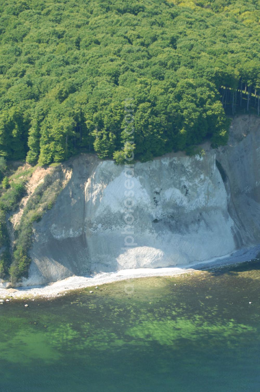 Aerial image Halbinsel Jasmund - Blick auf die Kreidefelsen Steilküste. Im Nordosten der Halbinsel Jasmund auf Rügen erstreckt sich auf rund fünfzehn Kilometer Länge zwischen Sassnitz und Lohme die Kreidefelsen-Steilküste. Teilweise bis 120 Meter ragen die Kreidefelsen empor. Der bekannteste und meistbesuchteste unter ist ein Felsvorsprung mit dem Namen Königsstuhl, der sich etwa 10 km von Sassnitz entfernt befindet.