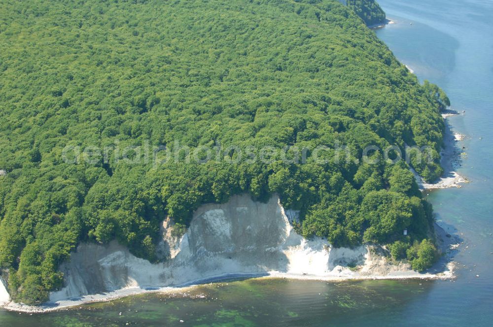 Aerial photograph Halbinsel Jasmund - Blick auf die Kreidefelsen Steilküste. Im Nordosten der Halbinsel Jasmund auf Rügen erstreckt sich auf rund fünfzehn Kilometer Länge zwischen Sassnitz und Lohme die Kreidefelsen-Steilküste. Teilweise bis 120 Meter ragen die Kreidefelsen empor. Der bekannteste und meistbesuchteste unter ist ein Felsvorsprung mit dem Namen Königsstuhl, der sich etwa 10 km von Sassnitz entfernt befindet.