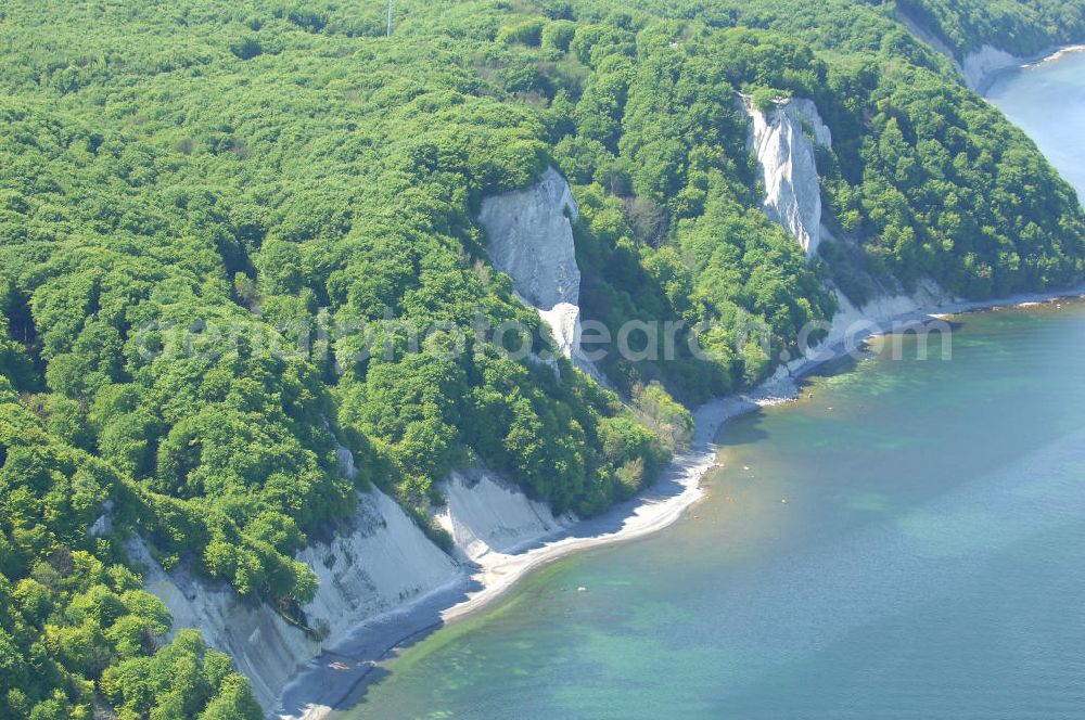 Halbinsel Jasmund from above - Blick auf die Kreidefelsen Steilküste. Im Nordosten der Halbinsel Jasmund auf Rügen erstreckt sich auf rund fünfzehn Kilometer Länge zwischen Sassnitz und Lohme die Kreidefelsen-Steilküste. Teilweise bis 120 Meter ragen die Kreidefelsen empor. Der bekannteste und meistbesuchteste unter ist ein Felsvorsprung mit dem Namen Königsstuhl, der sich etwa 10 km von Sassnitz entfernt befindet.