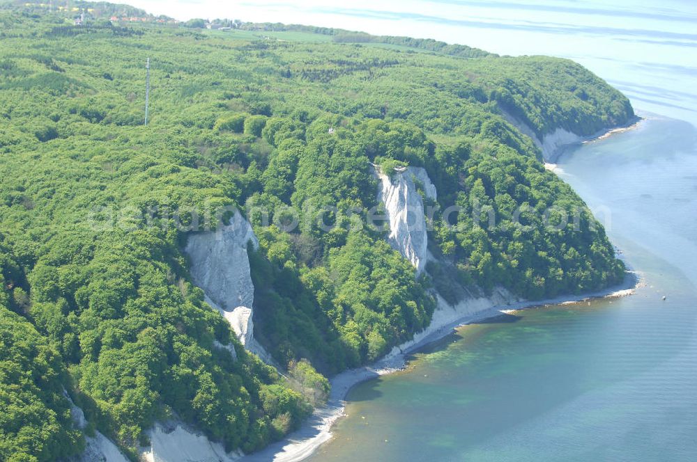 Halbinsel Jasmund from the bird's eye view: Blick auf die Kreidefelsen Steilküste. Im Nordosten der Halbinsel Jasmund auf Rügen erstreckt sich auf rund fünfzehn Kilometer Länge zwischen Sassnitz und Lohme die Kreidefelsen-Steilküste. Teilweise bis 120 Meter ragen die Kreidefelsen empor. Der bekannteste und meistbesuchteste unter ist ein Felsvorsprung mit dem Namen Königsstuhl, der sich etwa 10 km von Sassnitz entfernt befindet.