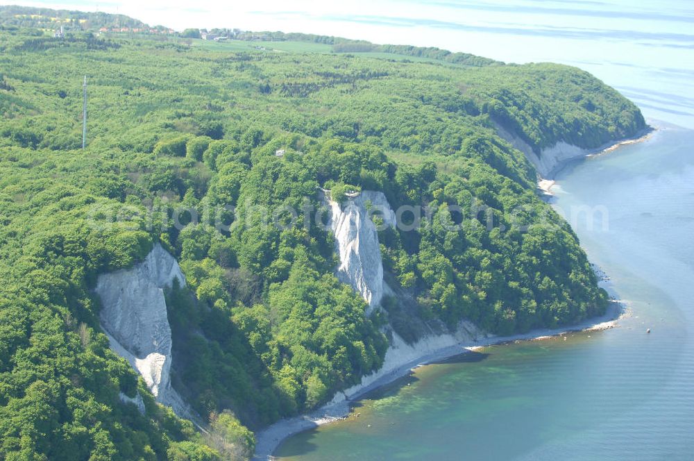 Aerial image Halbinsel Jasmund - Blick auf die Kreidefelsen Steilküste. Im Nordosten der Halbinsel Jasmund auf Rügen erstreckt sich auf rund fünfzehn Kilometer Länge zwischen Sassnitz und Lohme die Kreidefelsen-Steilküste. Teilweise bis 120 Meter ragen die Kreidefelsen empor. Der bekannteste und meistbesuchteste unter ist ein Felsvorsprung mit dem Namen Königsstuhl, der sich etwa 10 km von Sassnitz entfernt befindet.