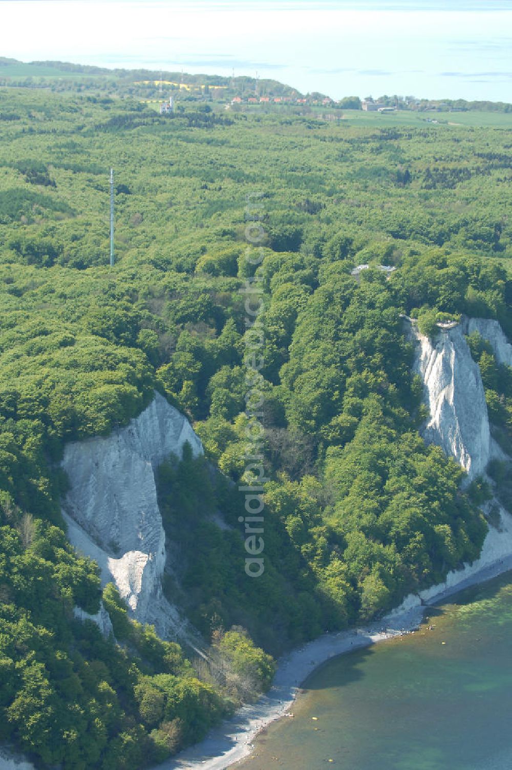 Aerial photograph Halbinsel Jasmund - Blick auf die Kreidefelsen Steilküste. Im Nordosten der Halbinsel Jasmund auf Rügen erstreckt sich auf rund fünfzehn Kilometer Länge zwischen Sassnitz und Lohme die Kreidefelsen-Steilküste. Teilweise bis 120 Meter ragen die Kreidefelsen empor. Der bekannteste und meistbesuchteste unter ist ein Felsvorsprung mit dem Namen Königsstuhl, der sich etwa 10 km von Sassnitz entfernt befindet.