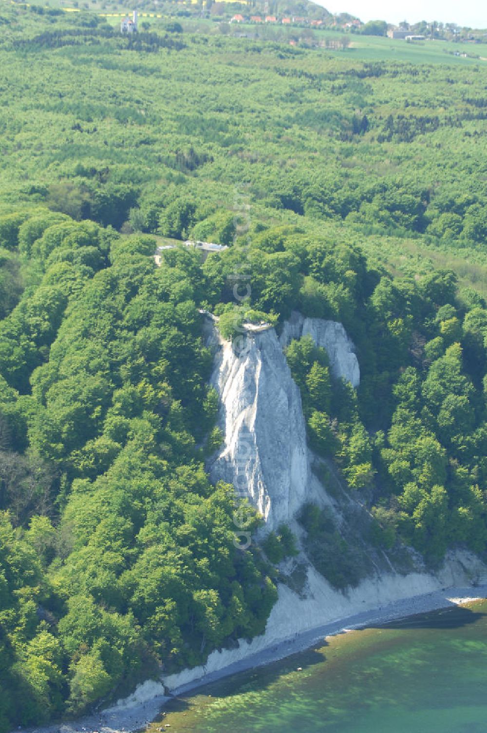 Halbinsel Jasmund from above - Blick auf die Kreidefelsen Steilküste. Im Nordosten der Halbinsel Jasmund auf Rügen erstreckt sich auf rund fünfzehn Kilometer Länge zwischen Sassnitz und Lohme die Kreidefelsen-Steilküste. Teilweise bis 120 Meter ragen die Kreidefelsen empor. Der bekannteste und meistbesuchteste unter ist ein Felsvorsprung mit dem Namen Königsstuhl, der sich etwa 10 km von Sassnitz entfernt befindet.