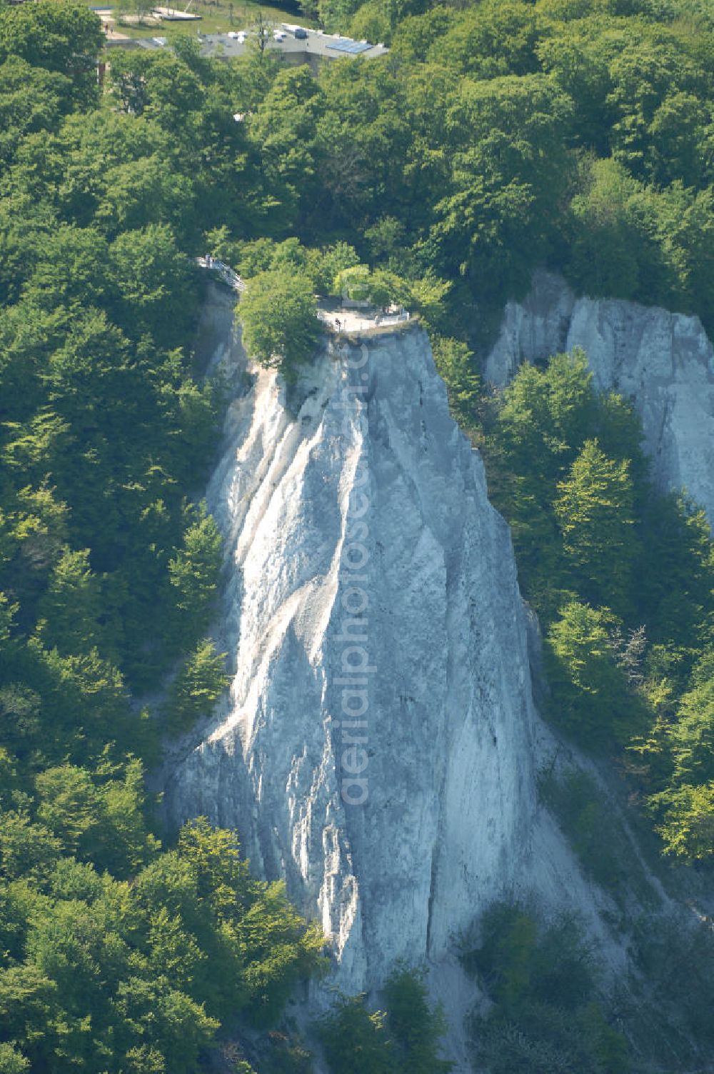 Halbinsel Jasmund from the bird's eye view: Blick auf die Kreidefelsen Steilküste. Im Nordosten der Halbinsel Jasmund auf Rügen erstreckt sich auf rund fünfzehn Kilometer Länge zwischen Sassnitz und Lohme die Kreidefelsen-Steilküste. Teilweise bis 120 Meter ragen die Kreidefelsen empor. Der bekannteste und meistbesuchteste unter ist ein Felsvorsprung mit dem Namen Königsstuhl, der sich etwa 10 km von Sassnitz entfernt befindet.