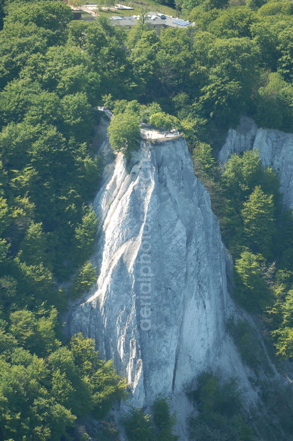 Aerial image Halbinsel Jasmund - Blick auf die Kreidefelsen Steilküste. Im Nordosten der Halbinsel Jasmund auf Rügen erstreckt sich auf rund fünfzehn Kilometer Länge zwischen Sassnitz und Lohme die Kreidefelsen-Steilküste. Teilweise bis 120 Meter ragen die Kreidefelsen empor. Der bekannteste und meistbesuchteste unter ist ein Felsvorsprung mit dem Namen Königsstuhl, der sich etwa 10 km von Sassnitz entfernt befindet.