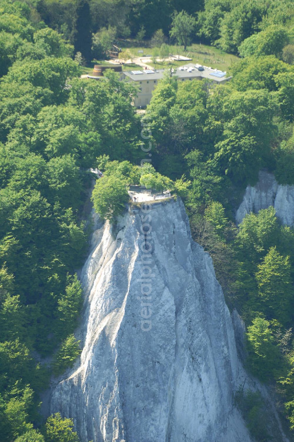 Aerial photograph Halbinsel Jasmund - Blick auf die Kreidefelsen Steilküste. Im Nordosten der Halbinsel Jasmund auf Rügen erstreckt sich auf rund fünfzehn Kilometer Länge zwischen Sassnitz und Lohme die Kreidefelsen-Steilküste. Teilweise bis 120 Meter ragen die Kreidefelsen empor. Der bekannteste und meistbesuchteste unter ist ein Felsvorsprung mit dem Namen Königsstuhl, der sich etwa 10 km von Sassnitz entfernt befindet.