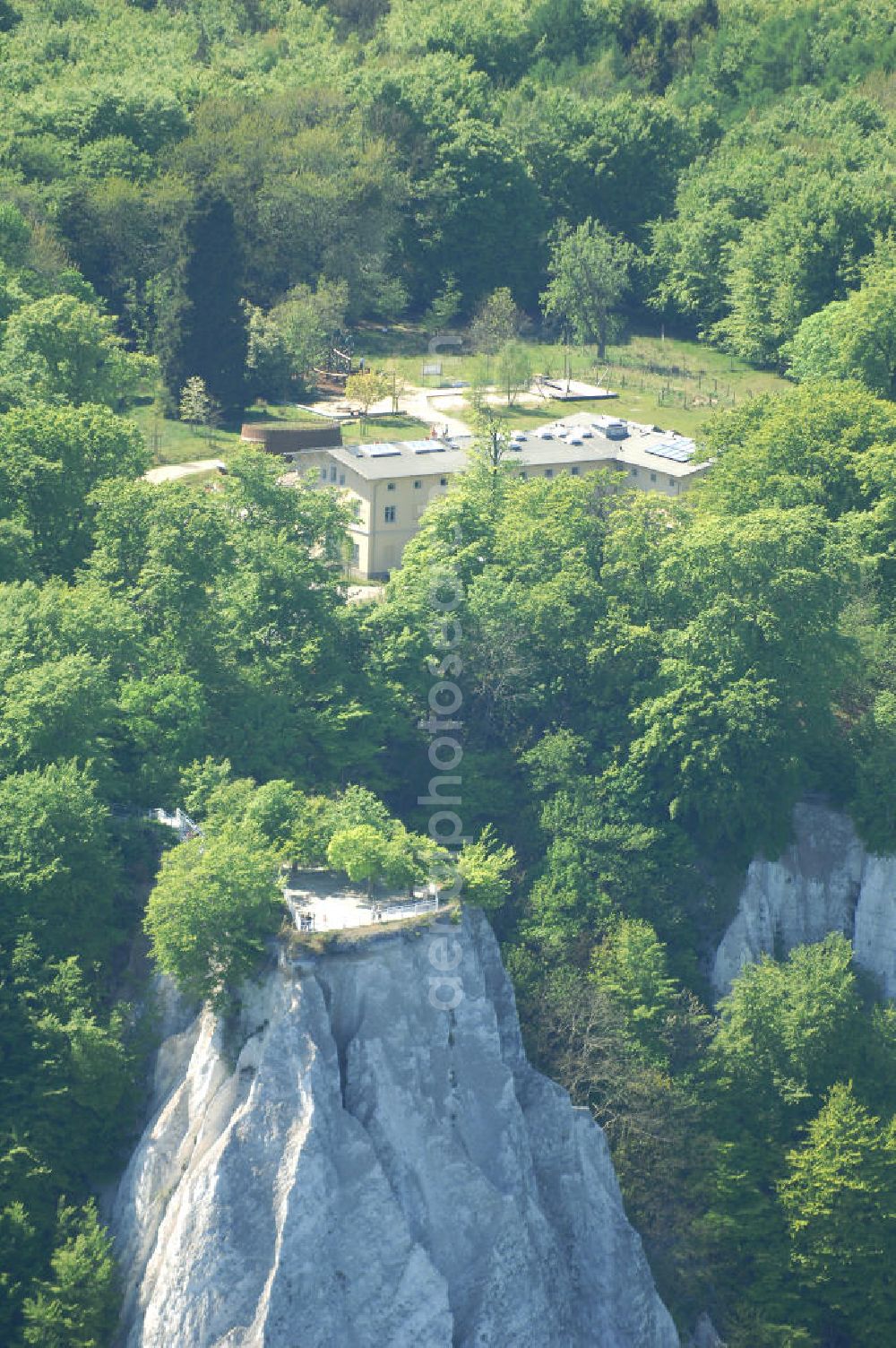 Halbinsel Jasmund from above - Blick auf die Kreidefelsen Steilküste. Im Nordosten der Halbinsel Jasmund auf Rügen erstreckt sich auf rund fünfzehn Kilometer Länge zwischen Sassnitz und Lohme die Kreidefelsen-Steilküste. Teilweise bis 120 Meter ragen die Kreidefelsen empor. Der bekannteste und meistbesuchteste unter ist ein Felsvorsprung mit dem Namen Königsstuhl, der sich etwa 10 km von Sassnitz entfernt befindet.