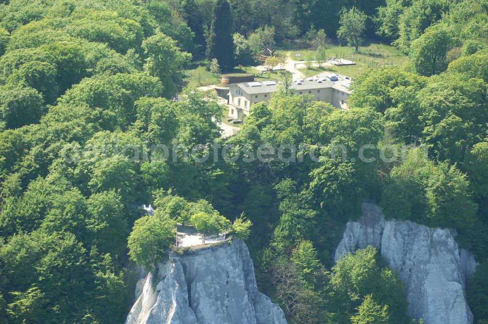 Halbinsel Jasmund from the bird's eye view: Blick auf die Kreidefelsen Steilküste. Im Nordosten der Halbinsel Jasmund auf Rügen erstreckt sich auf rund fünfzehn Kilometer Länge zwischen Sassnitz und Lohme die Kreidefelsen-Steilküste. Teilweise bis 120 Meter ragen die Kreidefelsen empor. Der bekannteste und meistbesuchteste unter ist ein Felsvorsprung mit dem Namen Königsstuhl, der sich etwa 10 km von Sassnitz entfernt befindet.