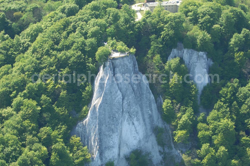 Aerial image Halbinsel Jasmund - Blick auf die Kreidefelsen Steilküste. Im Nordosten der Halbinsel Jasmund auf Rügen erstreckt sich auf rund fünfzehn Kilometer Länge zwischen Sassnitz und Lohme die Kreidefelsen-Steilküste. Teilweise bis 120 Meter ragen die Kreidefelsen empor. Der bekannteste und meistbesuchteste unter ist ein Felsvorsprung mit dem Namen Königsstuhl, der sich etwa 10 km von Sassnitz entfernt befindet.