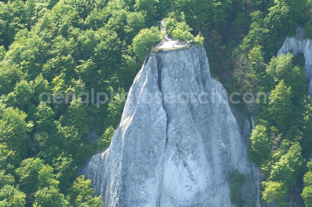 Aerial photograph Halbinsel Jasmund - Blick auf die Kreidefelsen Steilküste. Im Nordosten der Halbinsel Jasmund auf Rügen erstreckt sich auf rund fünfzehn Kilometer Länge zwischen Sassnitz und Lohme die Kreidefelsen-Steilküste. Teilweise bis 120 Meter ragen die Kreidefelsen empor. Der bekannteste und meistbesuchteste unter ist ein Felsvorsprung mit dem Namen Königsstuhl, der sich etwa 10 km von Sassnitz entfernt befindet.