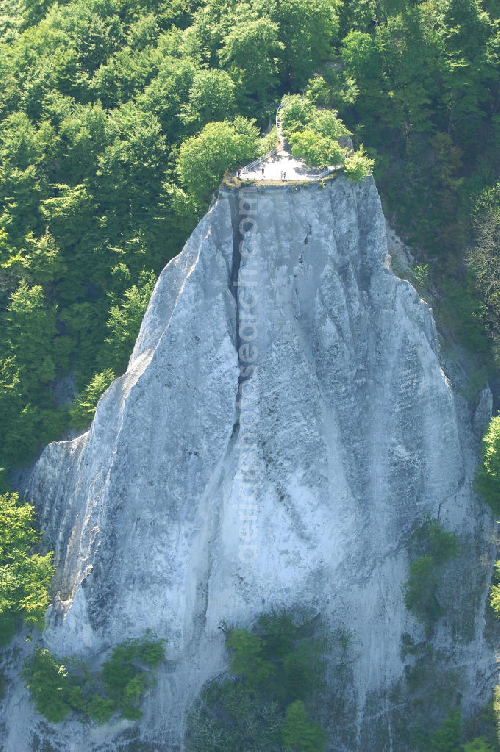 Halbinsel Jasmund from above - Blick auf die Kreidefelsen Steilküste. Im Nordosten der Halbinsel Jasmund auf Rügen erstreckt sich auf rund fünfzehn Kilometer Länge zwischen Sassnitz und Lohme die Kreidefelsen-Steilküste. Teilweise bis 120 Meter ragen die Kreidefelsen empor. Der bekannteste und meistbesuchteste unter ist ein Felsvorsprung mit dem Namen Königsstuhl, der sich etwa 10 km von Sassnitz entfernt befindet.