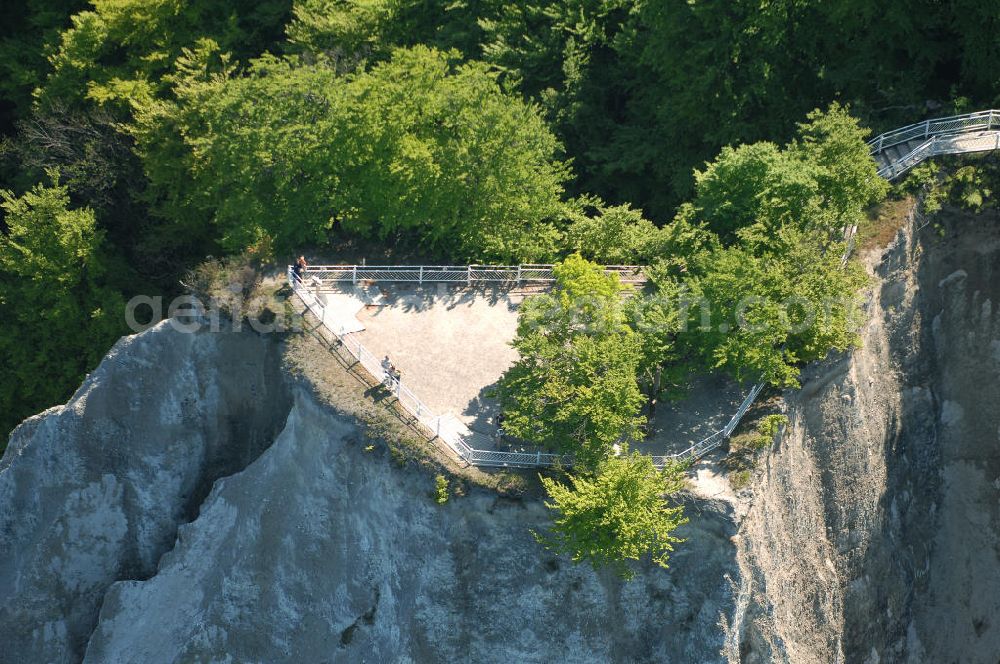 Aerial photograph Halbinsel Jasmund - Blick auf die Kreidefelsen Steilküste. Im Nordosten der Halbinsel Jasmund auf Rügen erstreckt sich auf rund fünfzehn Kilometer Länge zwischen Sassnitz und Lohme die Kreidefelsen-Steilküste. Teilweise bis 120 Meter ragen die Kreidefelsen empor. Der bekannteste und meistbesuchteste unter ist ein Felsvorsprung mit dem Namen Königsstuhl, der sich etwa 10 km von Sassnitz entfernt befindet.