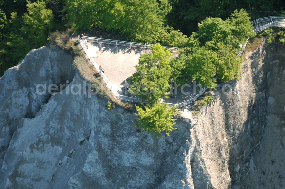 Halbinsel Jasmund from above - Blick auf die Kreidefelsen Steilküste. Im Nordosten der Halbinsel Jasmund auf Rügen erstreckt sich auf rund fünfzehn Kilometer Länge zwischen Sassnitz und Lohme die Kreidefelsen-Steilküste. Teilweise bis 120 Meter ragen die Kreidefelsen empor. Der bekannteste und meistbesuchteste unter ist ein Felsvorsprung mit dem Namen Königsstuhl, der sich etwa 10 km von Sassnitz entfernt befindet.