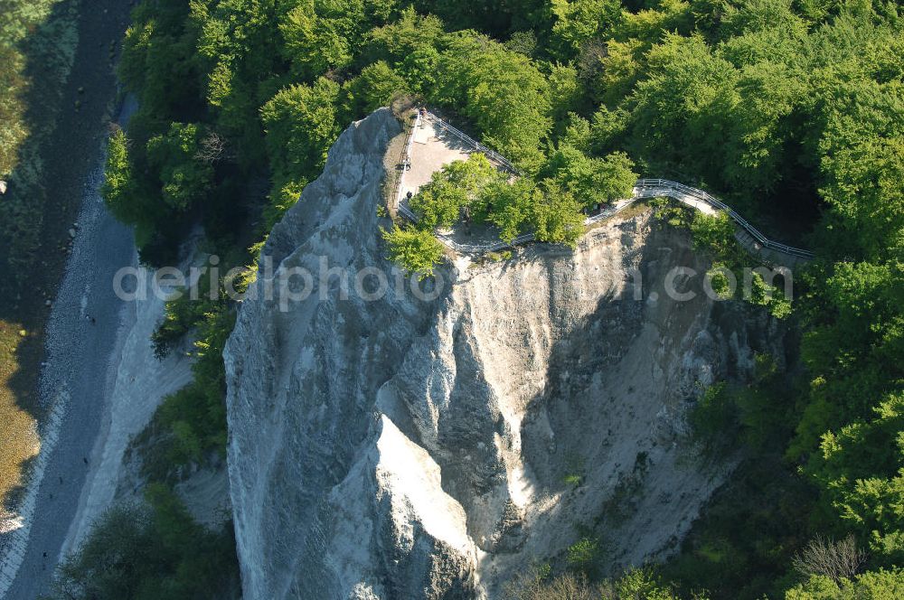 Halbinsel Jasmund from the bird's eye view: Blick auf die Kreidefelsen Steilküste. Im Nordosten der Halbinsel Jasmund auf Rügen erstreckt sich auf rund fünfzehn Kilometer Länge zwischen Sassnitz und Lohme die Kreidefelsen-Steilküste. Teilweise bis 120 Meter ragen die Kreidefelsen empor. Der bekannteste und meistbesuchteste unter ist ein Felsvorsprung mit dem Namen Königsstuhl, der sich etwa 10 km von Sassnitz entfernt befindet.