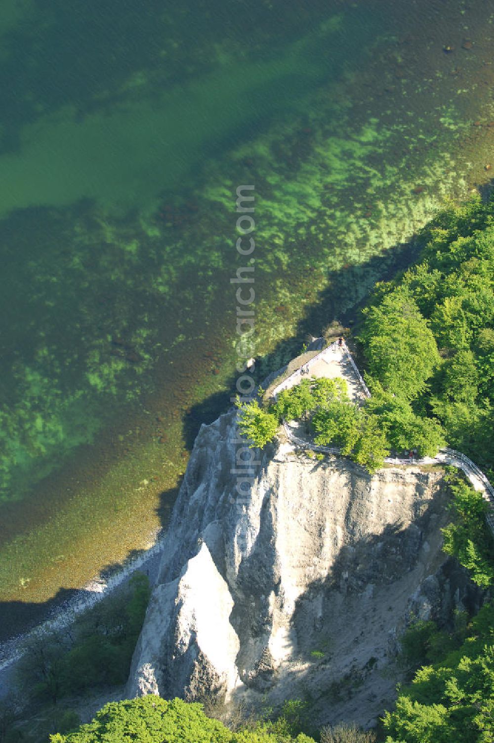 Aerial photograph Halbinsel Jasmund - Blick auf die Kreidefelsen Steilküste. Im Nordosten der Halbinsel Jasmund auf Rügen erstreckt sich auf rund fünfzehn Kilometer Länge zwischen Sassnitz und Lohme die Kreidefelsen-Steilküste. Teilweise bis 120 Meter ragen die Kreidefelsen empor. Der bekannteste und meistbesuchteste unter ist ein Felsvorsprung mit dem Namen Königsstuhl, der sich etwa 10 km von Sassnitz entfernt befindet.