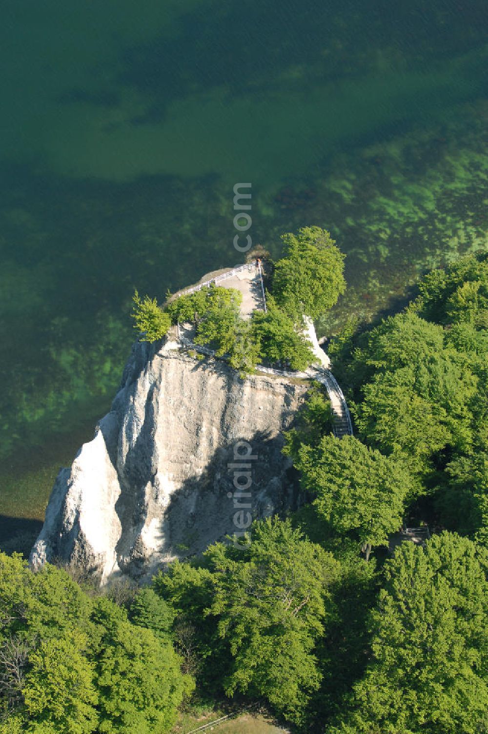 Halbinsel Jasmund from above - Blick auf die Kreidefelsen Steilküste. Im Nordosten der Halbinsel Jasmund auf Rügen erstreckt sich auf rund fünfzehn Kilometer Länge zwischen Sassnitz und Lohme die Kreidefelsen-Steilküste. Teilweise bis 120 Meter ragen die Kreidefelsen empor. Der bekannteste und meistbesuchteste unter ist ein Felsvorsprung mit dem Namen Königsstuhl, der sich etwa 10 km von Sassnitz entfernt befindet.