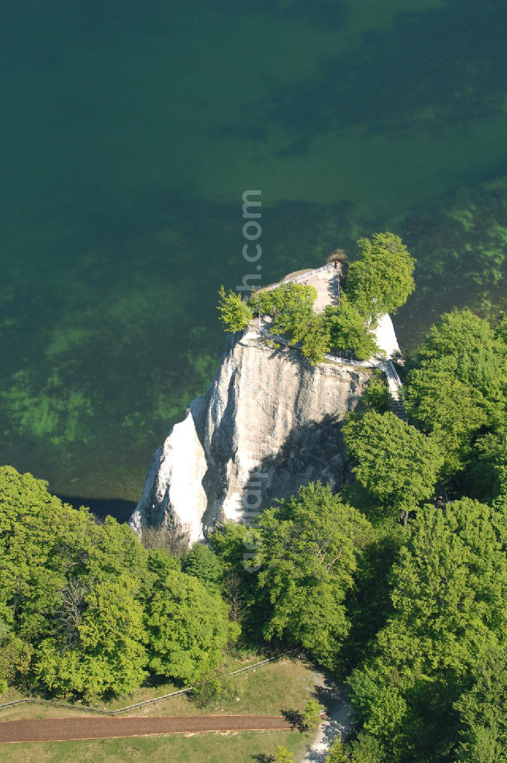 Halbinsel Jasmund from the bird's eye view: Blick auf die Kreidefelsen Steilküste. Im Nordosten der Halbinsel Jasmund auf Rügen erstreckt sich auf rund fünfzehn Kilometer Länge zwischen Sassnitz und Lohme die Kreidefelsen-Steilküste. Teilweise bis 120 Meter ragen die Kreidefelsen empor. Der bekannteste und meistbesuchteste unter ist ein Felsvorsprung mit dem Namen Königsstuhl, der sich etwa 10 km von Sassnitz entfernt befindet.