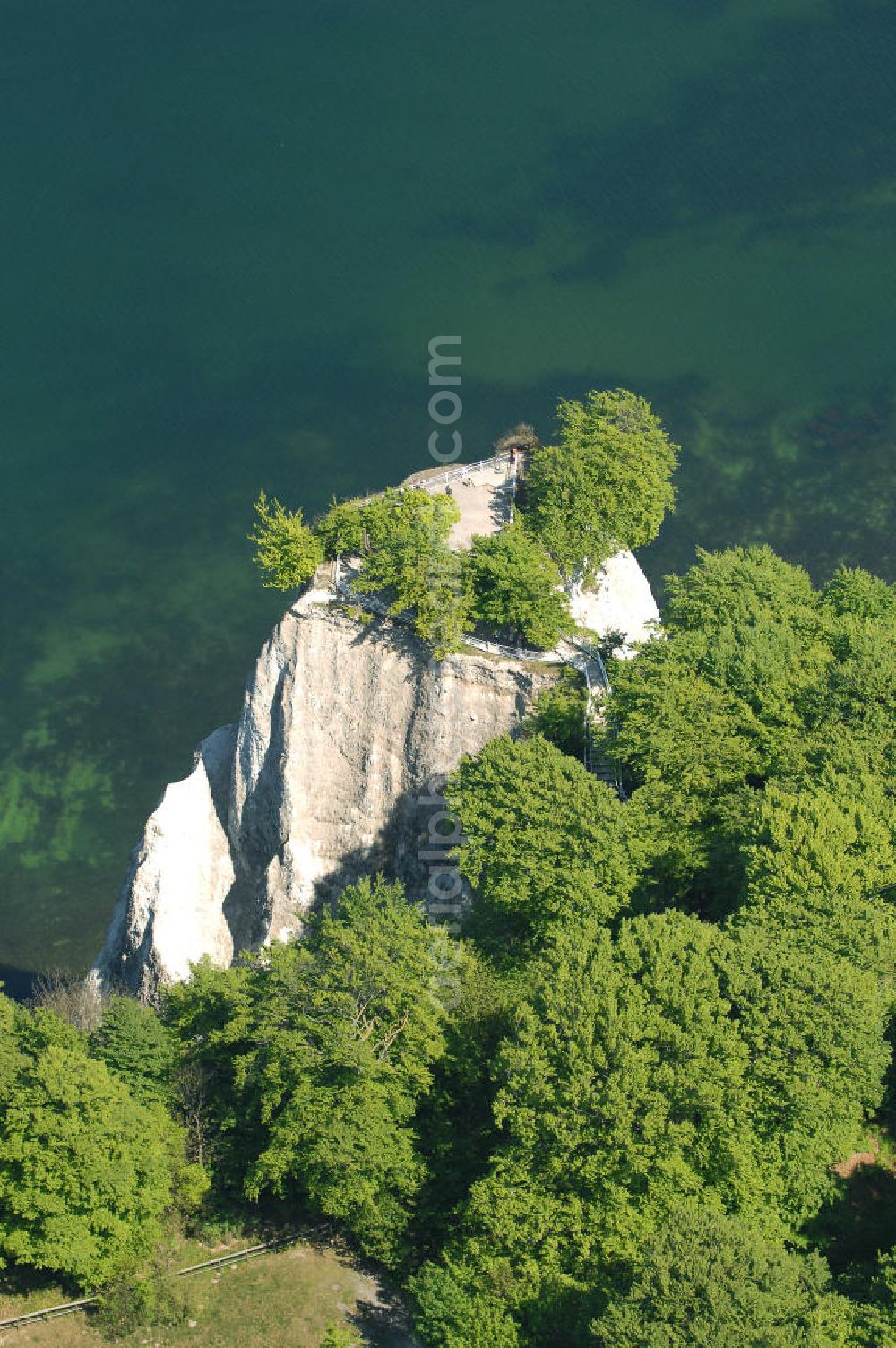 Aerial image Halbinsel Jasmund - Blick auf die Kreidefelsen Steilküste. Im Nordosten der Halbinsel Jasmund auf Rügen erstreckt sich auf rund fünfzehn Kilometer Länge zwischen Sassnitz und Lohme die Kreidefelsen-Steilküste. Teilweise bis 120 Meter ragen die Kreidefelsen empor. Der bekannteste und meistbesuchteste unter ist ein Felsvorsprung mit dem Namen Königsstuhl, der sich etwa 10 km von Sassnitz entfernt befindet.