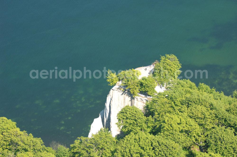 Aerial photograph Halbinsel Jasmund - Blick auf die Kreidefelsen Steilküste. Im Nordosten der Halbinsel Jasmund auf Rügen erstreckt sich auf rund fünfzehn Kilometer Länge zwischen Sassnitz und Lohme die Kreidefelsen-Steilküste. Teilweise bis 120 Meter ragen die Kreidefelsen empor. Der bekannteste und meistbesuchteste unter ist ein Felsvorsprung mit dem Namen Königsstuhl, der sich etwa 10 km von Sassnitz entfernt befindet.