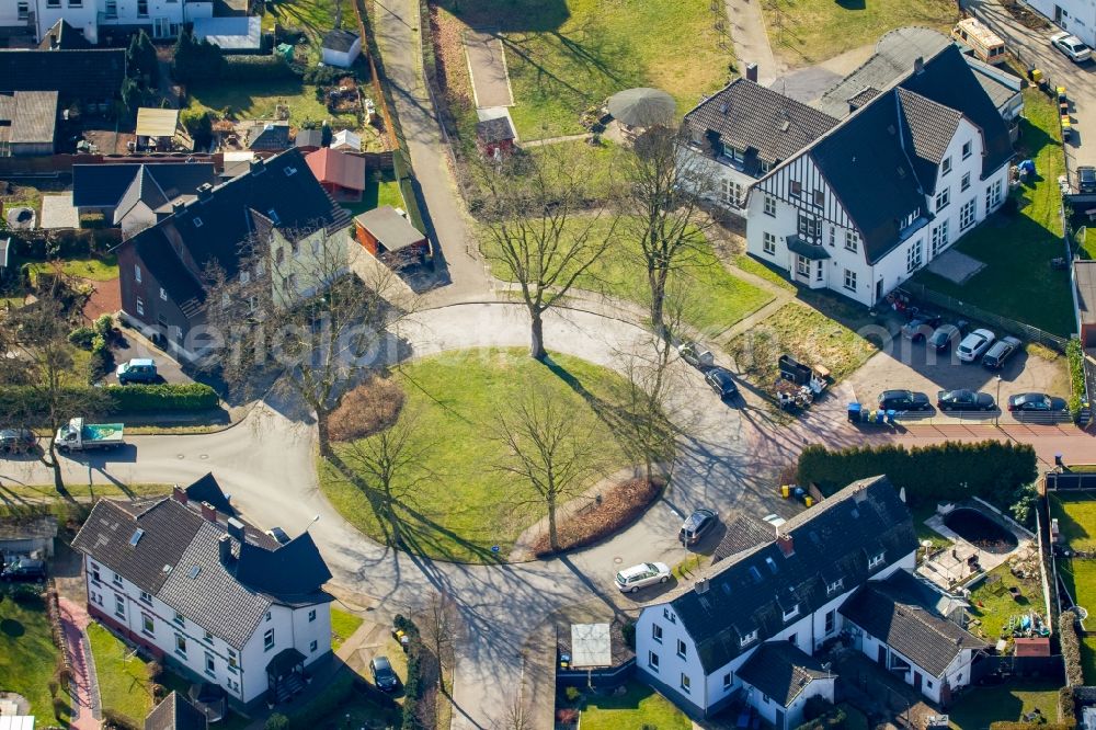 Bottrop from the bird's eye view: Circular surface - Place an der Kruemmer street and Schwarwiese in Bottrop in the state North Rhine-Westphalia