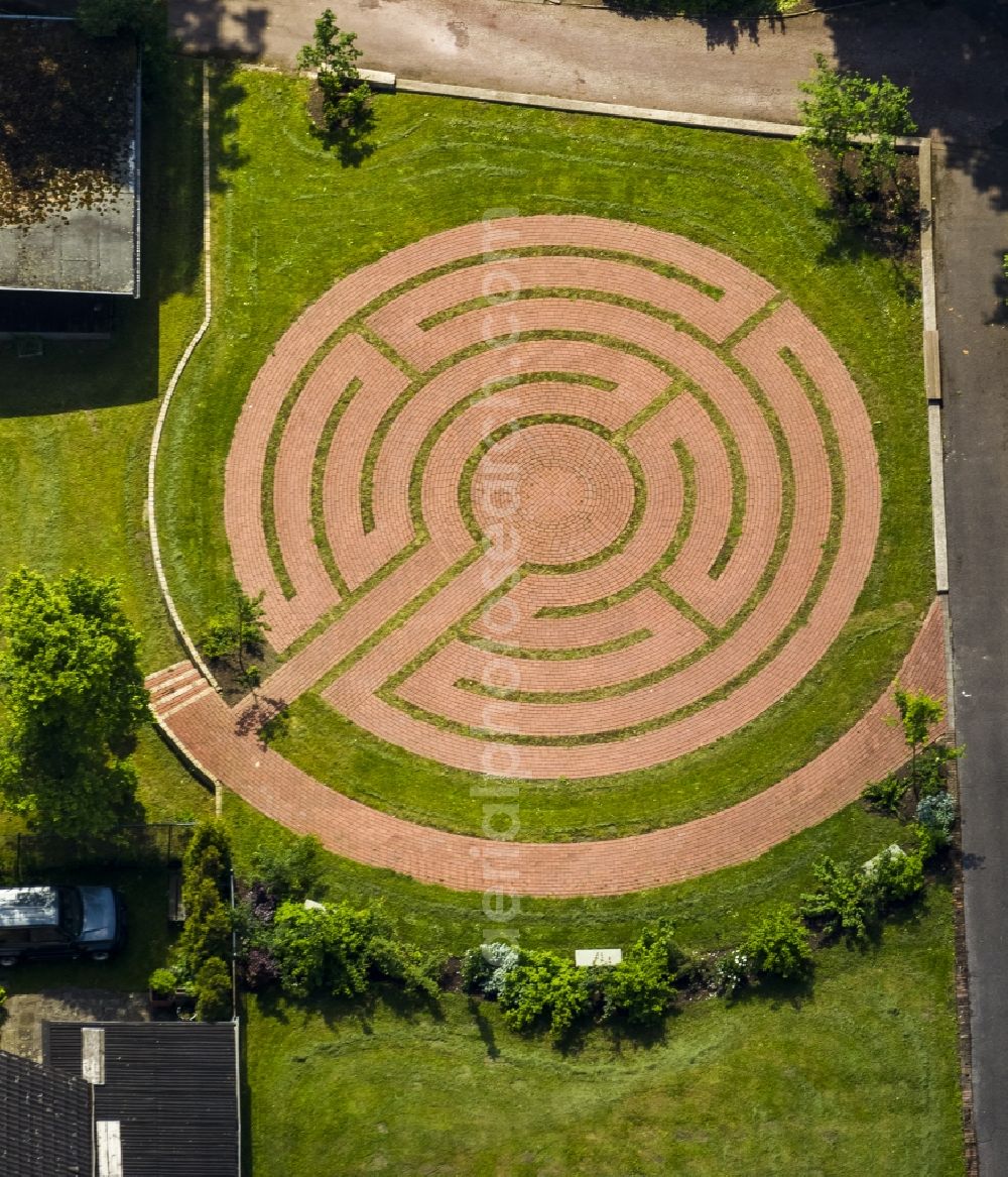 Aerial photograph Essen - View of the circular green area labyrinth at the Catholic seminary in the state North Rhine-Westphalia