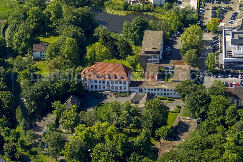 Rheda-Wiedenbrück from the bird's eye view: The administrative building Kreishaus Rheda-Wiedenbrueck in the street Am Reckenberg in Rheda-Wiedenbrueck in the state North Rhine-Westphalia. The building is a former official seat