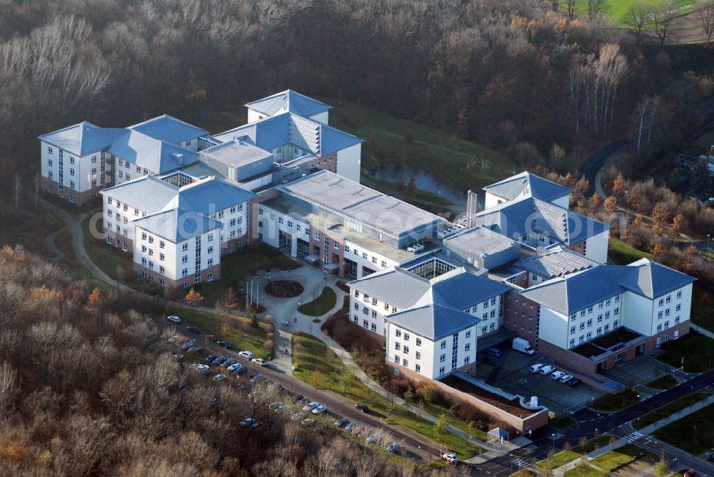 Altenburg from the bird's eye view: Blick auf das Kreiskrankenhaus Altenburg. Die ehemalige Residenzstadt ist über 1000 Jahre alt, liegt im Osten Thüringens und gehört zur Metropolregion Sachsendreieck. Bekannt ist die 38.000 Einwohner Stadt als Skatstadt. Das Kreiskrankenhaus bietet ein enormes Spektrum an Medizin- und Spezialchirugie. Die Geschichte des Klinikums beginnt 1796 als Armenhaus zu Altenburg. Der Neubau und die Inbetriebnahme der Erweiterungsbauten gehört zu dem jüngeren Kapitel der GmbH, erst kürzlich erfolgte die Fusion mit dem Krankenhaus-Schmölln. Kontakt: Kreiskrankenhaus Altenburg GmbH, Am Waldessaum 10, 04600 Altenburg, Tel.: 03447/520,