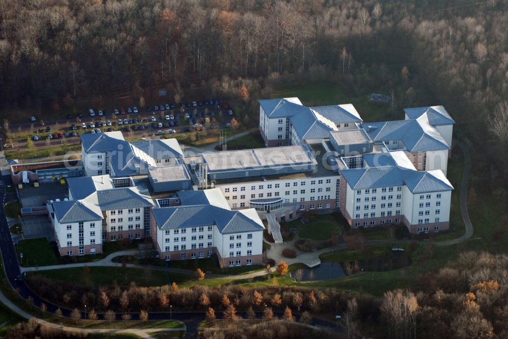 Aerial image Altenburg - Blick auf das Kreiskrankenhaus Altenburg. Die ehemalige Residenzstadt ist über 1000 Jahre alt, liegt im Osten Thüringens und gehört zur Metropolregion Sachsendreieck. Bekannt ist die 38.000 Einwohner Stadt als Skatstadt. Das Kreiskrankenhaus bietet ein enormes Spektrum an Medizin- und Spezialchirugie. Die Geschichte des Klinikums beginnt 1796 als Armenhaus zu Altenburg. Der Neubau und die Inbetriebnahme der Erweiterungsbauten gehört zu dem jüngeren Kapitel der GmbH, erst kürzlich erfolgte die Fusion mit dem Krankenhaus-Schmölln. Kontakt: Kreiskrankenhaus Altenburg GmbH, Am Waldessaum 10, 04600 Altenburg, Tel.: 03447/520,