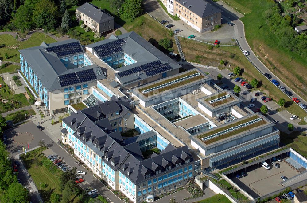 Greiz from the bird's eye view: Blick auf das Gelände der Kreiskrankenhaus Greiz GmbH am Greizer Park. Das Krankenhaus existiert an dieser Stelle seit 1893 und wurde fortwährend erweitert. View of the area of the district hospital Greiz at the Greizer Park.