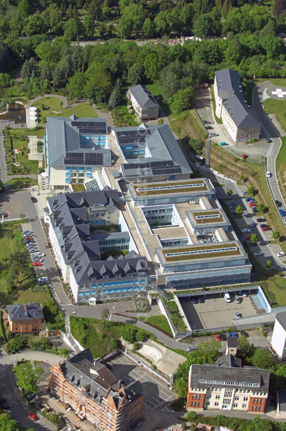 Aerial image Greiz - Blick auf das Gelände der Kreiskrankenhaus Greiz GmbH am Greizer Park. Das Krankenhaus existiert an dieser Stelle seit 1893 und wurde fortwährend erweitert. View of the area of the district hospital Greiz at the Greizer Park.