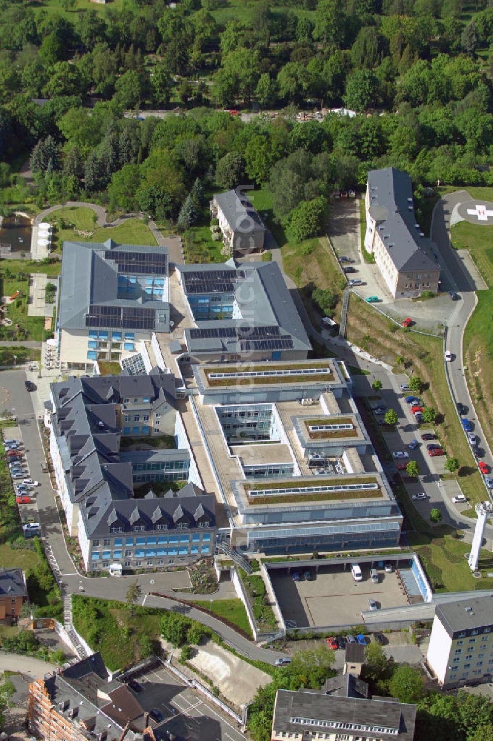 Aerial photograph Greiz - Blick auf das Gelände der Kreiskrankenhaus Greiz GmbH am Greizer Park. Das Krankenhaus existiert an dieser Stelle seit 1893 und wurde fortwährend erweitert. View of the area of the district hospital Greiz at the Greizer Park.