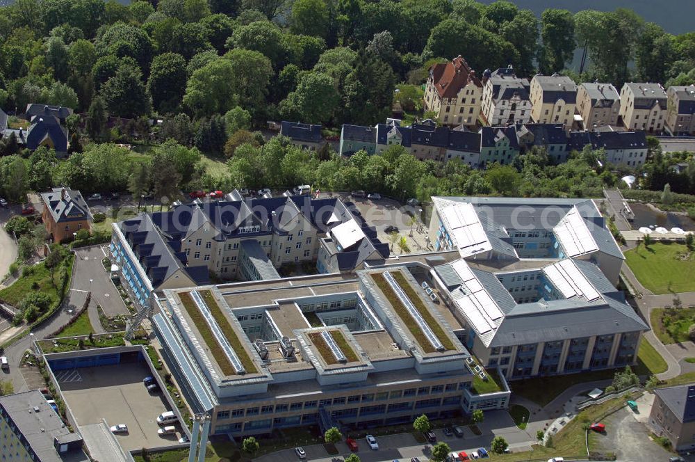 Aerial image Greiz - Blick auf das Gelände der Kreiskrankenhaus Greiz GmbH am Greizer Park. Das Krankenhaus existiert an dieser Stelle seit 1893 und wurde fortwährend erweitert. View of the area of the district hospital Greiz at the Greizer Park.