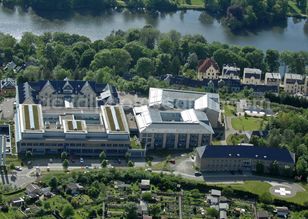 Greiz from the bird's eye view: Blick auf das Gelände der Kreiskrankenhaus Greiz GmbH am Greizer Park. Das Krankenhaus existiert an dieser Stelle seit 1893 und wurde fortwährend erweitert. View of the area of the district hospital Greiz at the Greizer Park.