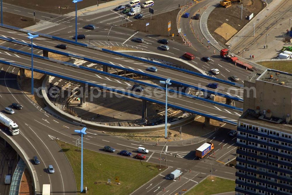 Halle from the bird's eye view: Blick auf den Kreisverkehr mit Autobrücke am Riebeckplaz