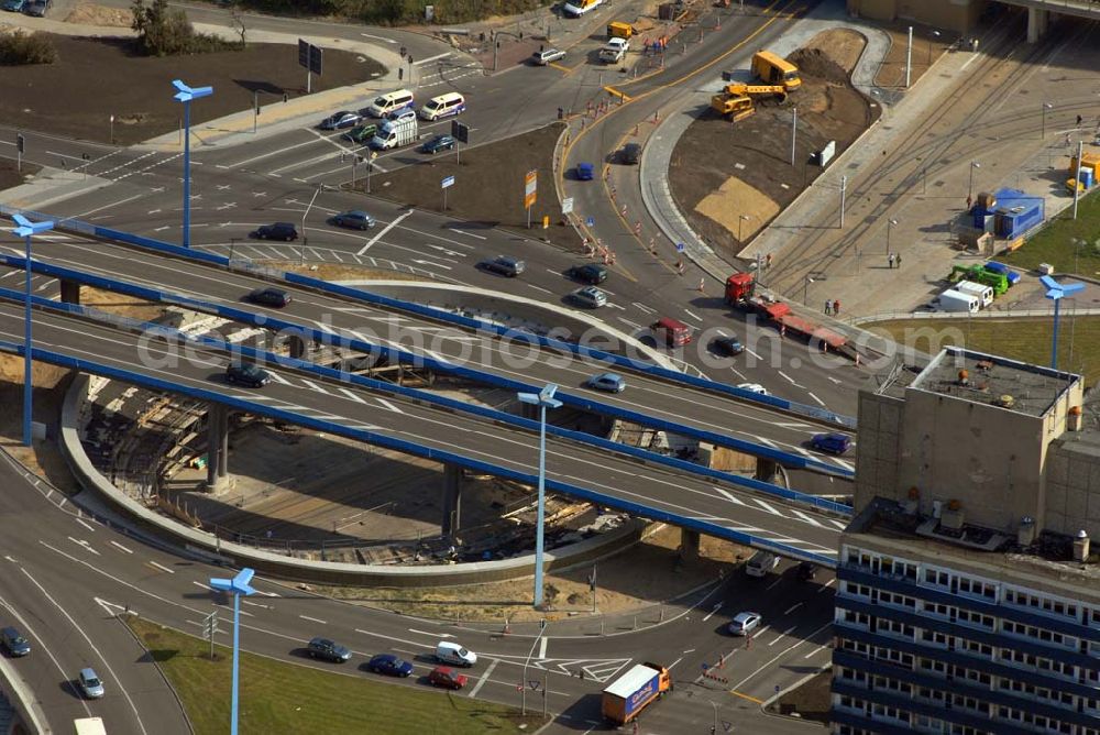 Halle from above - Blick auf den Kreisverkehr mit Autobrücke am Riebeckplaz