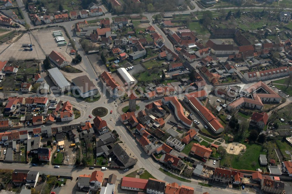 Aerial image Ballenstedt - Blick auf einen Kreisverkehr an dem sich die Hoymer Straße, Lange Straße, Grabenstraße, Marienstraße und Badedorner Straße kreuzen. Der Kreisverkehr trifft sich im historischen Stadtkern von Ballenstedt.